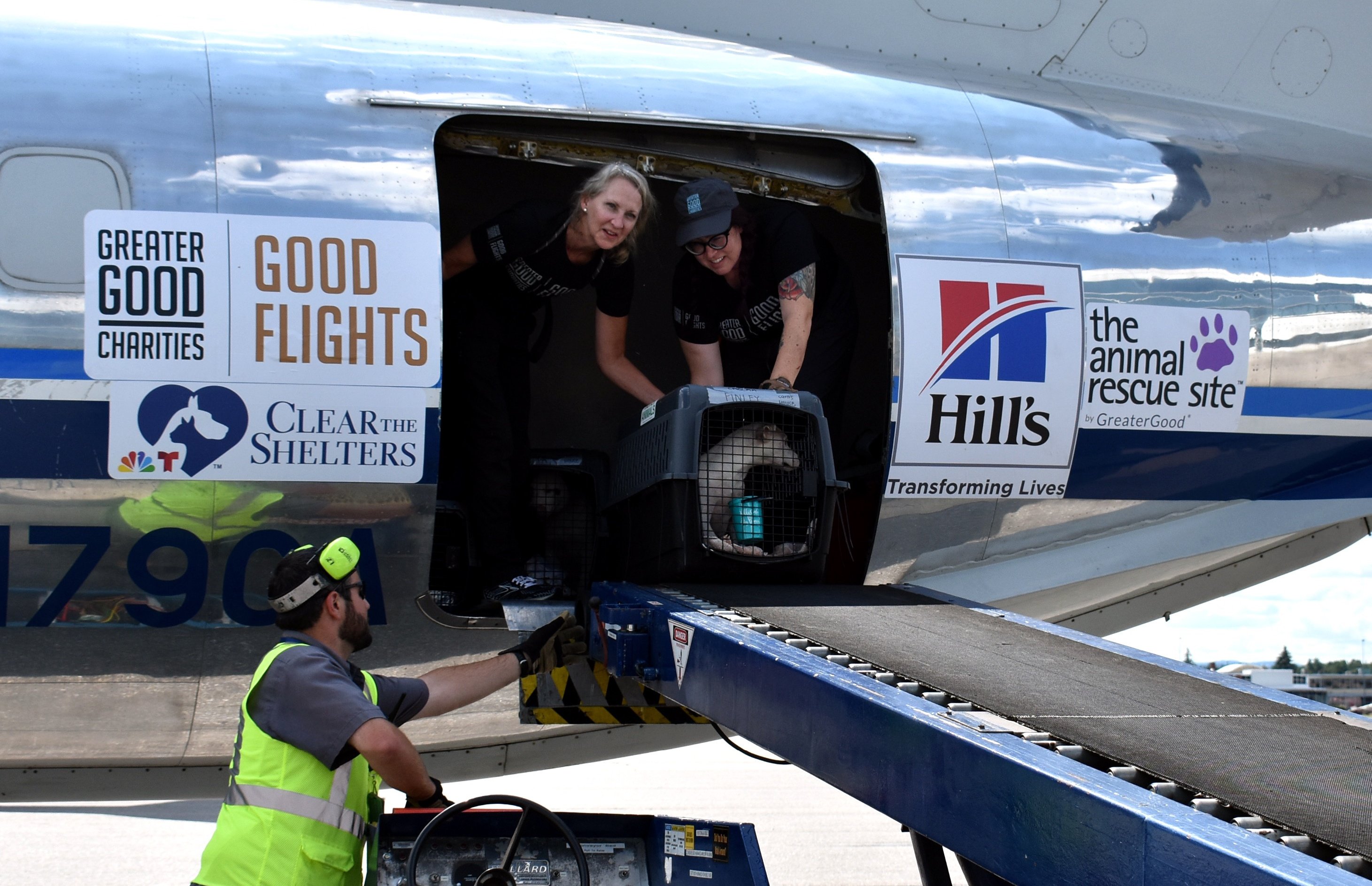 20230802_CTS_Unloading_NH_Erin_w_dog_crate_in_plane_©_New_Hampshire_SPCA_Good_Flights (2)