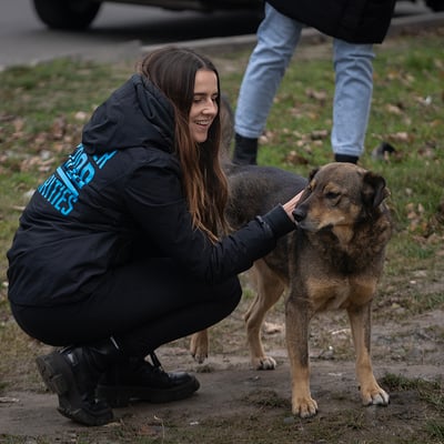 20231121_Borodianka_0014_Martyna_Maciejewska_petting_dog_©_Oro_Whitley_GGC_Ukraine_Relief copy