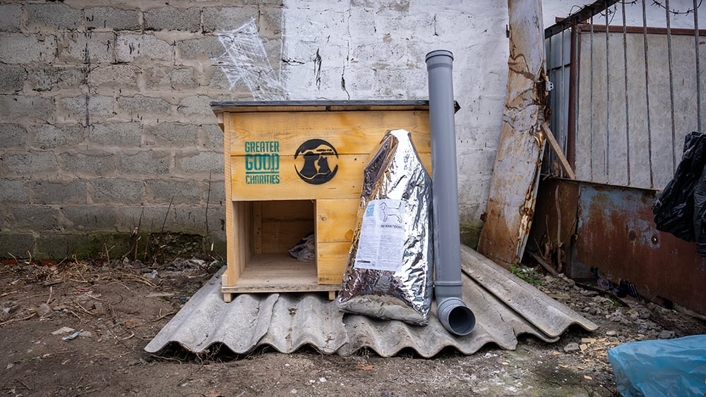 20231121_Borodianka_0026_pet_house_shelter_with_bag_of_dog_food_©_Oro_Whitley_GGC_Ukraine_Relief
