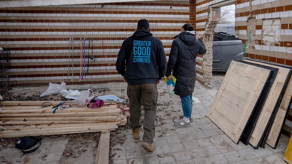 20231121_Borodianka_0150_Nelson_Miller_walking_through_destroyed_house_©_Oro_Whitley_GGC_Ukraine_Relief