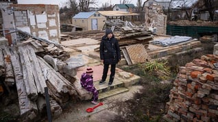 20231126_UkraineAlive2022_058_mother_and_child_on_destroyed_home_©_Oro_Whitley_GGC_Ukraine_Response copy