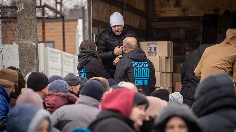 20231126_UkraineAlive2022_070_staff_chatting_on_distribution_truck_©_Oro_Whitley_GGC_Ukraine_Response copy