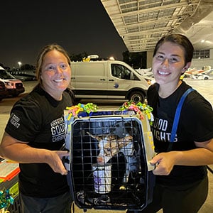 Square-20230718_Loading_LA_volunteers_holding_Peatie_10,000_in_crate_©_Iberville_Parish_Animal_Shelter_Good_Flights copy