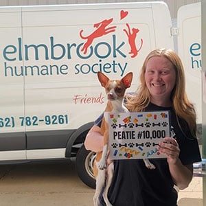 Square-20230718_Unloading_WI_Peatie_10,000_being_held_by_sign_©_Elmbrook_Humane_Society_Good_Flights copy
