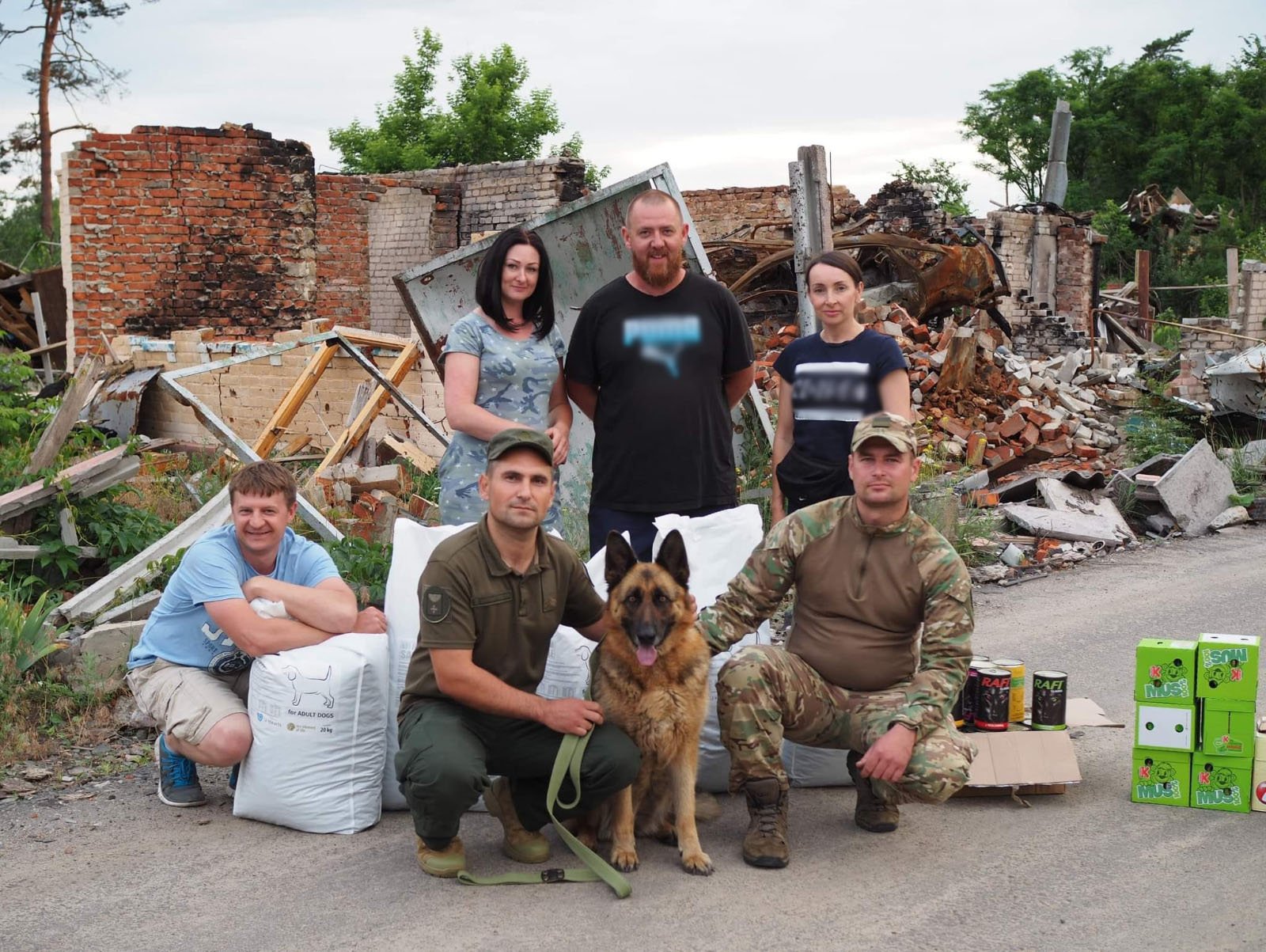 072022_Group Photo With Dog and Bags of Dog Food_©GGC_Food Bank - Pet Food Distribution - Kiev, Chernihiv, Sumy-1