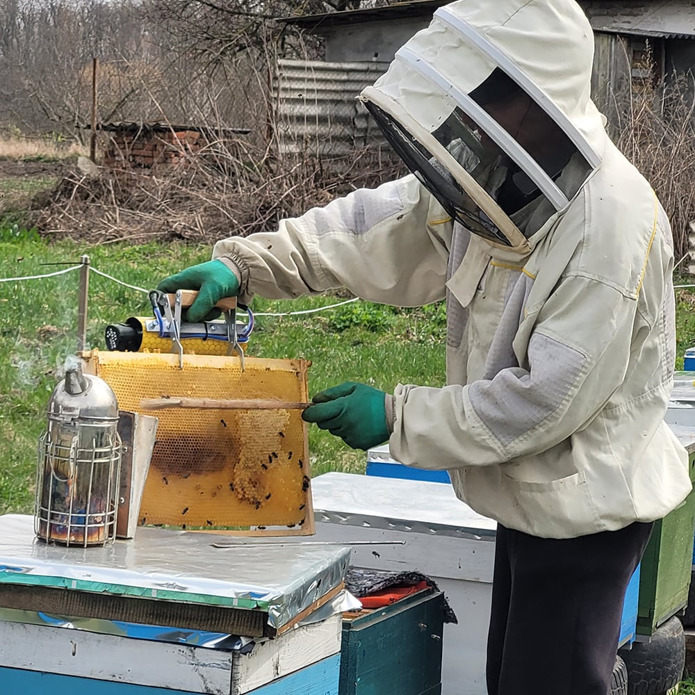 VS-Photograph_20240401_DRI_Ukraine_Beekeepers_VitaliiBuryan_012_©GGC (1) copy