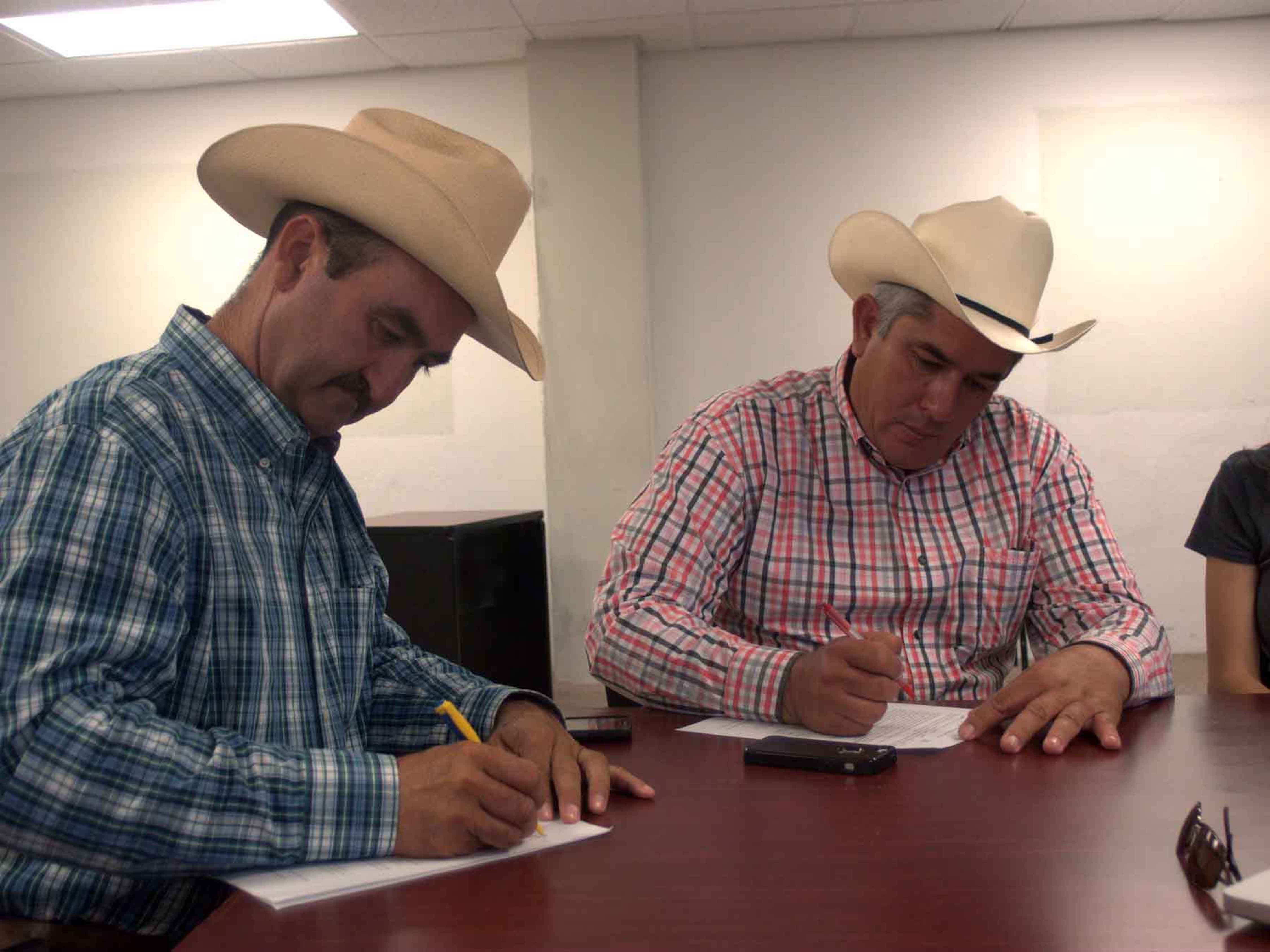 ranchers Abel Barcelo&Jose Durazo signing-Moctezuma